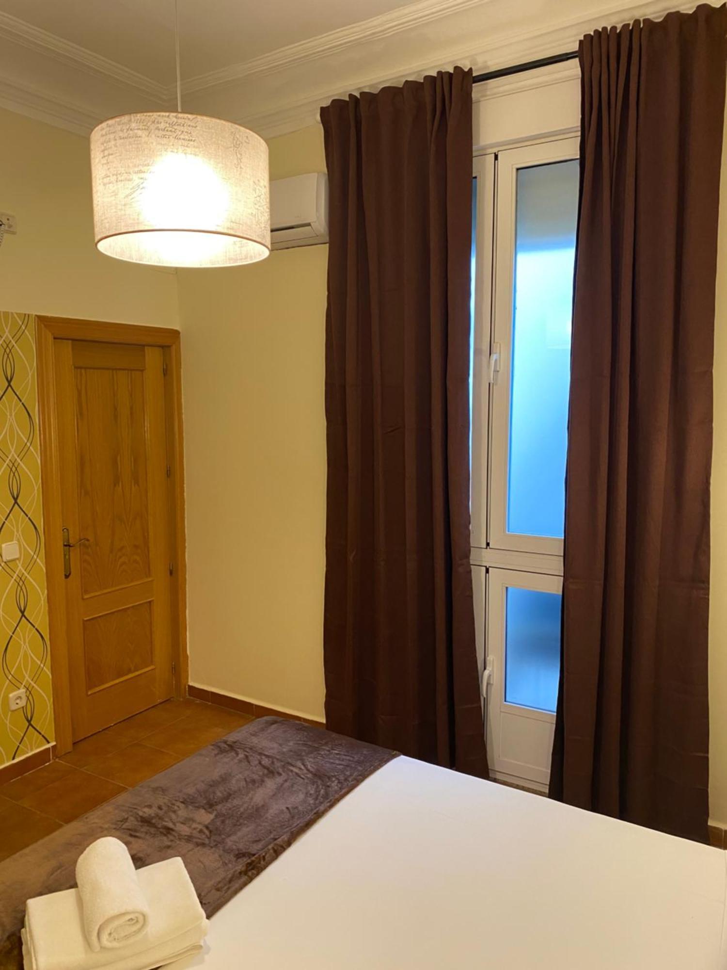 Hostal Oliver Мадрид Екстериор снимка